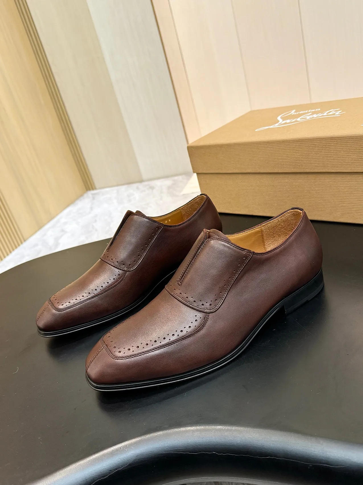 💰960 ••New real shots••CL～High-end men’s 👔Casual•loafers with red soles! ••🆑Genuine and top-quality goods from original orders ••✅💯 Purchase goods from top-quality original orders! Original imported patterned cowhide ➕Imported cowhide lining ➕Cowhide feet ➕Original leather outsole~🉑️Feel free to compare the authentic ones! Size: 39-44 (38.45.46.47 can be customized)